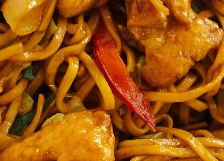 Delicious Chicken Chow Mein with stir-fried chicken and fresh vegetables